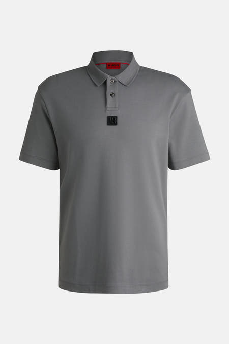 Polo gris à manches courtes de HUGO, avec fermeture à boutons et patch logo sur la poitrine.