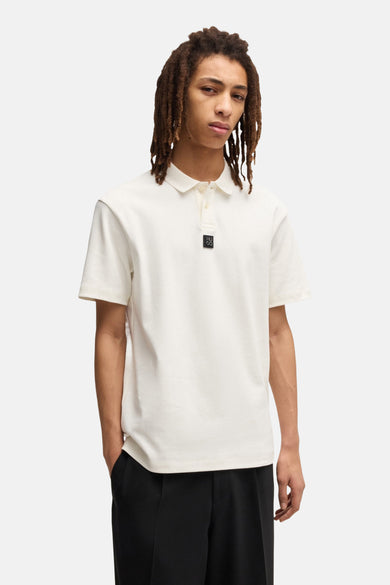 Polo écru à manches courtes de HUGO, avec un logo subtil sur la poitrine et une fermeture à boutons.
