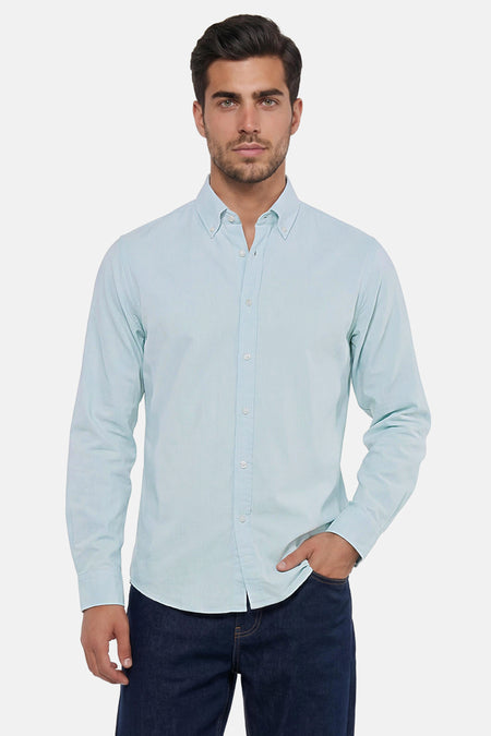 Lichtblauw overhemd met lange mouwen van HUGO BOSS ORANGE met button-down kraag en witte knopen, gedragen met donkerblauwe jeans.