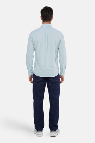 Achterzicht van een lichtblauw overhemd van HUGO BOSS ORANGE met lange mouwen en een plooi op de rug, gedragen door een man in donkere spijkerbroek en sneakers.