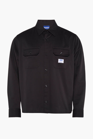 Chemise noire à manches longues de HUGO BLUE, avec poche poitrine et boutons.
