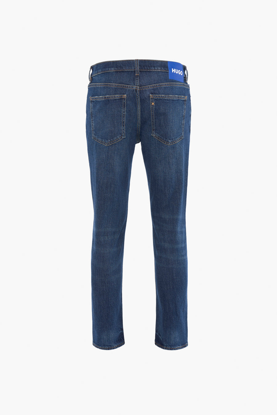 Donkerblauwe jeans van achteren gezien met een blauw Hugo-label.