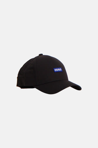 Casquette noire HUGO BLUE avec étiquette rectangulaire bleue et logo HUGO blanc, vue de profil.