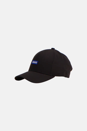 Casquette noire HUGO BLUE avec étiquette HUGO bleue, vue de côté.