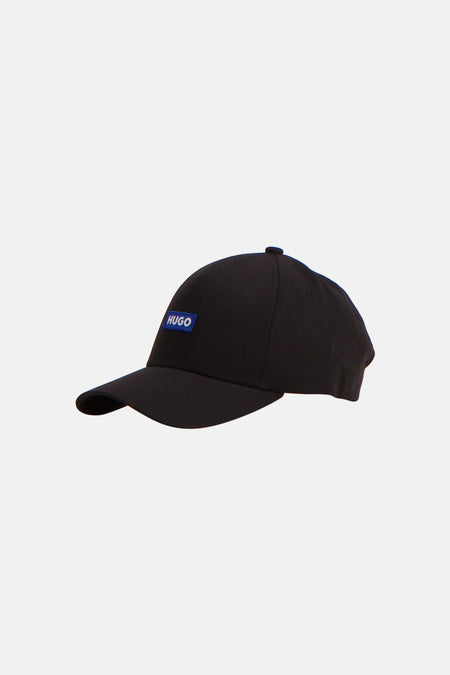 Casquette noire HUGO BLUE avec étiquette HUGO bleue, vue de côté.