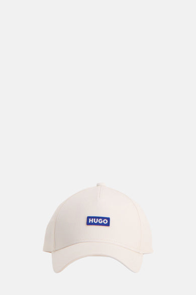 Casquette blanche de HUGO BLUE, avec un logo HUGO bleu sur l'avant.
