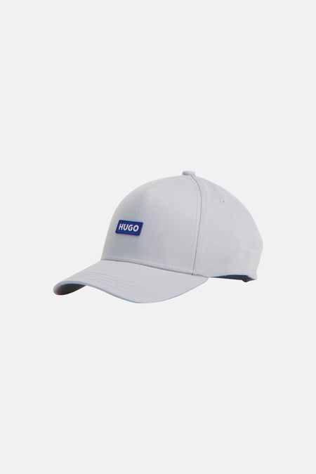 Blauwe pet van HUGO BLUE met een rechthoekig HUGO logo op de voorkant.