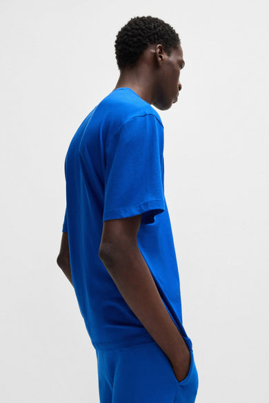 T-shirt bleu à manches courtes de HUGO BLUE, porté avec un pantalon bleu, vue arrière.