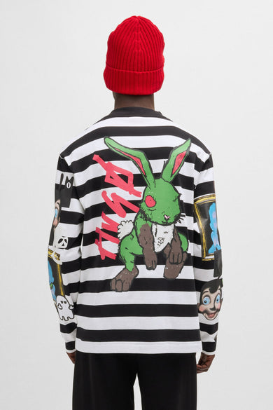 T-shirt à manches longues rayé noir et blanc de HUGO, avec des dessins frappants sur les manches et un logo rouge sur la poitrine.