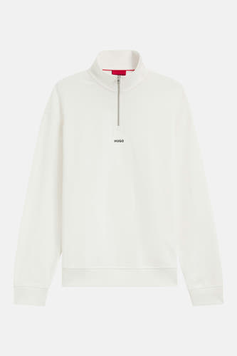 Witte sweater van HUGO, met halve ritssluiting en klein logo op de borst.