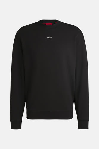 Sweat-shirt noir à col rond de HUGO, gros plan d'un homme aux cheveux afro.