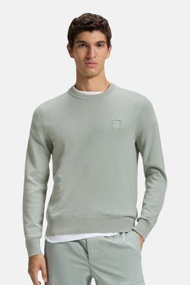 T-shirt vert avec col rond de HUGO BOSS ORANGE, couleur unie, porté avec un pantalon coordonné.