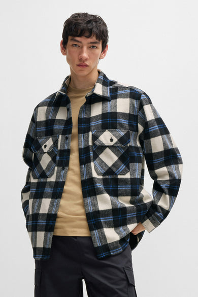 Chemise noire à manches longues de HUGO BLUE, avec des rayures bleu et blanc et des poches de poitrine à boutons.