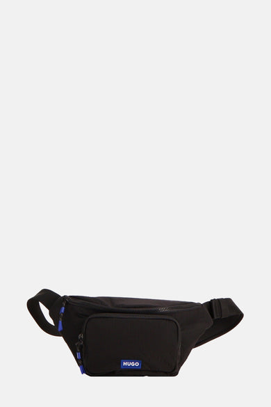Sac à dos noir de HUGO BLUE, avec des détails bleus sur les fermetures éclair et une texture tissée.