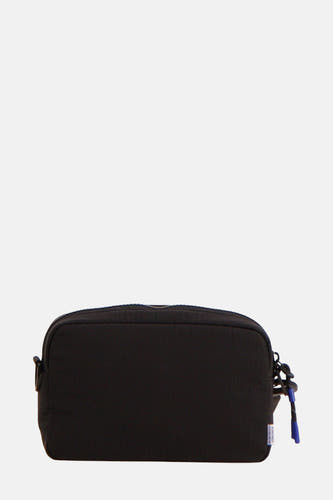 Sac à dos noir de HUGO BLUE, avec fermeture éclair et détails bleus sur la fermeture éclair.