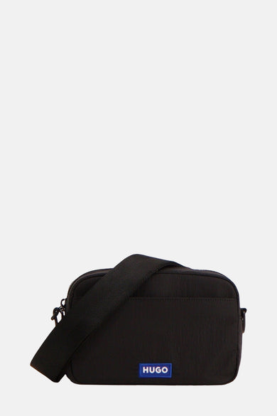 Sac à dos noir HUGO BLUE avec une sangle d'épaule ajustable et un logo de marque bleu.