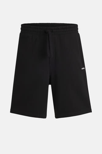 Zwarte short van HUGO met trekkoord en logo, op een effen achtergrond.
