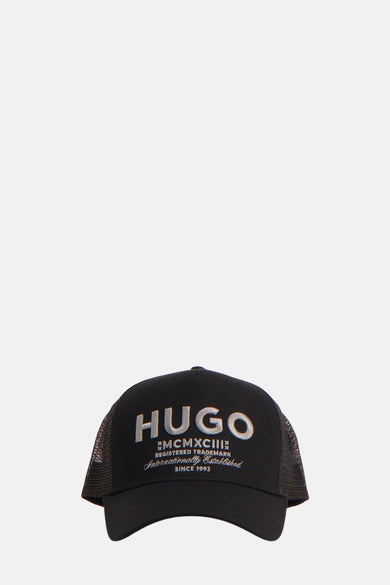 Zwarte HUGO pet met zilverkleurige logo's.