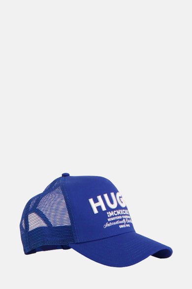 Blauwe HUGO-truckercap met mesh en logo.