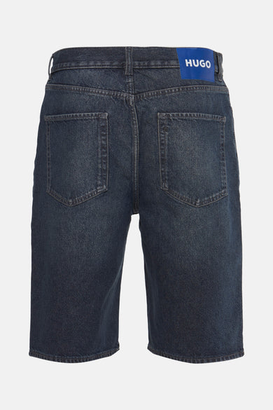 Donkerblauwe denim short met HUGO-label.