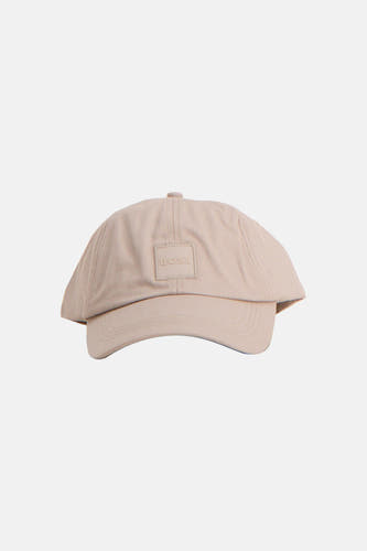 Casquette grise HUGO BOSS ORANGE, avec une sangle réglable à l'arrière et de petits trous d'aération.
