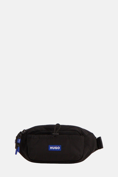 Zwarte Hugo heuptas met blauw logo.
