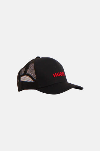 Casquette noire HUGO, avec dos en maille et logo brodé en rouge.