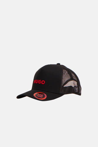 Casquette noire HUGO, avec détails de logo rouges et un dos en maille.