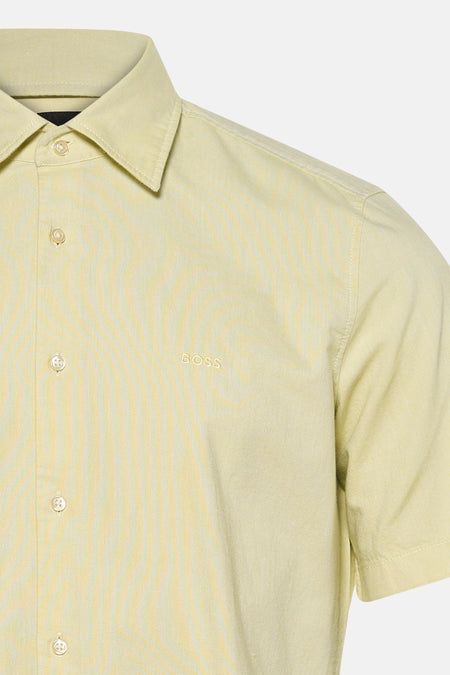 Chemise verte à manches courtes de HUGO BOSS ORANGE, avec fermeture boutonnée et logo sur la poitrine.