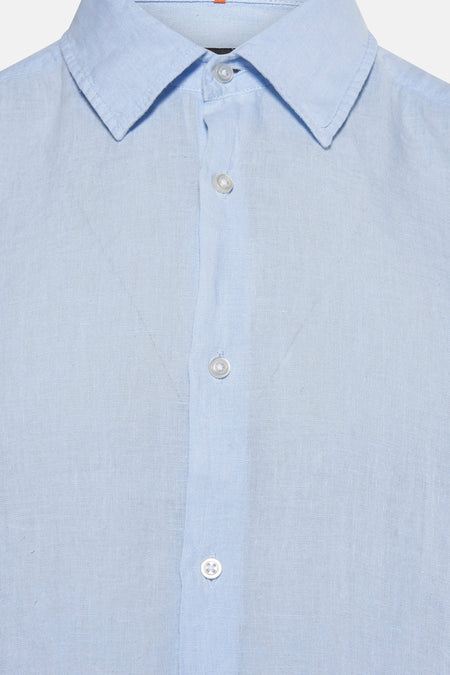 Chemise à manches courtes bleu clair de HUGO BOSS ORANGE, tissu fin, boutons blancs, gros plan vue de face