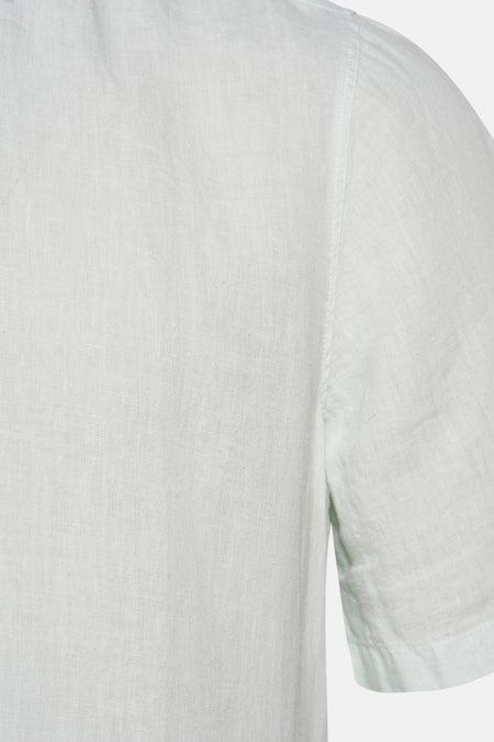 Chemise à manches courtes bleu clair de HUGO BOSS ORANGE, texture fine du tissu, gros plan sur le côté