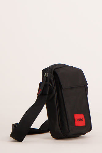 Sac à dos noir HUGO avec un logo rouge et une sangle d'épaule ajustable.