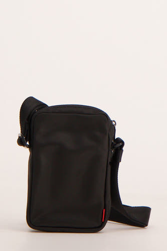 Sac à dos noir HUGO avec bretelles ajustables et petit détail rouge.