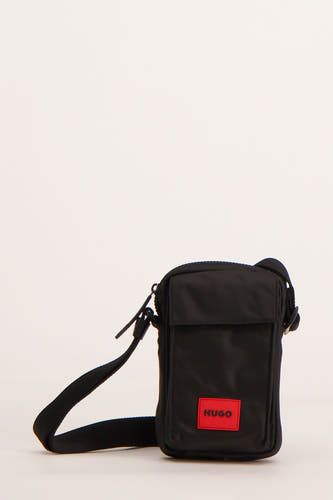 Sac à dos noir HUGO avec un logo rouge, une petite fermeture éclair et une sangle ajustable.