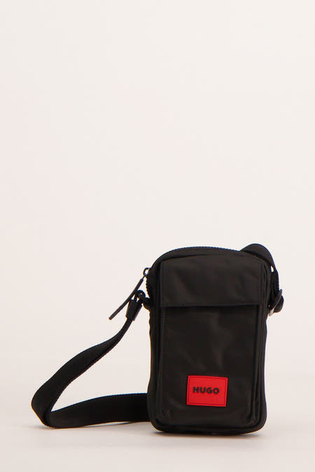 Sac à dos noir HUGO avec un logo rouge, une petite fermeture éclair et une sangle ajustable.