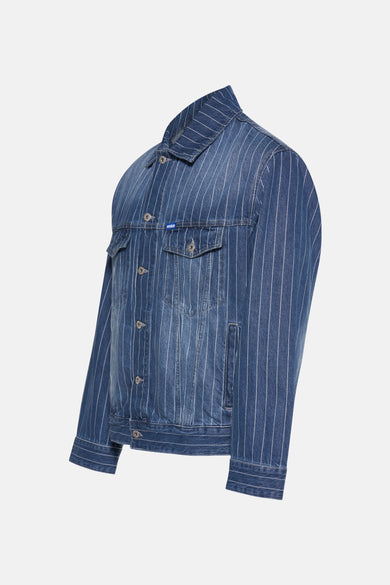 Jean en denim bleu marine de HUGO BLUE, avec des rayures blanches à la craie et des boutons argentés.