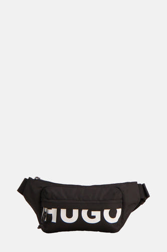 Sac à dos noir de HUGO, avec un logo blanc sur l'avant.