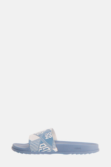 Chaussons bleus HUGO, avec un motif blanc et le logo de la marque sur la bride.
