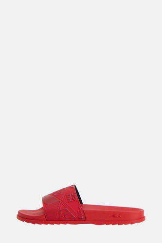Chaussons rouges HUGO, avec un motif géométrique sur la semelle.