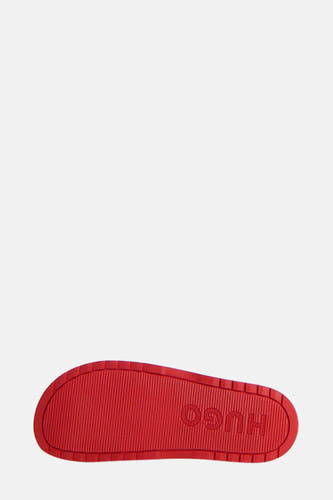Chaussons rouges HUGO, avec un profil rayé et un logo de marque en relief.