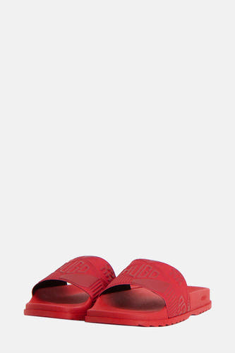 Chaussons rouges HUGO avec un relief de logo partout.
