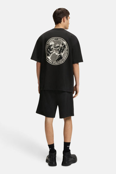 T-shirt noir à manches courtes de HUGO, avec une impression blanche sur le dos et un modèle casual par ailleurs.