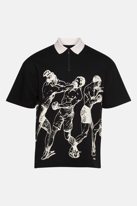 T-shirt polo noir à manches courtes de HUGO, avec une collet et un im impression graphique sur la devant.