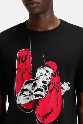 T-shirt noir à manches courtes de HUGO, avec une impression d'un boxeur portant des gants de boxe rouges.