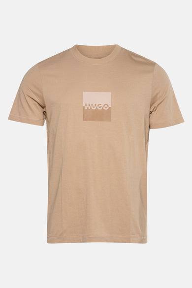 T-shirt beige à manches courtes de HUGO, avec une impression carrée sur la devant.