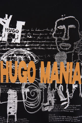 T-shirt noir à manches courtes de HUGO BLUE, avec du texte blanc et des illustrations graphiques.