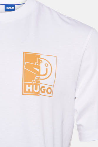 T-shirt blanc à manches courtes de HUGO BLUE, avec imprimé graphique orange sur l'avant.