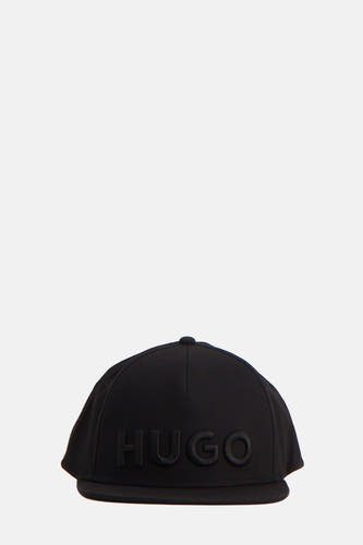 Zwarte pet van HUGO met het merklogo in reliëf op de voorkant.
