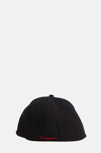 Chapeau noir HUGO avec texte de marque rouge sur le dos.