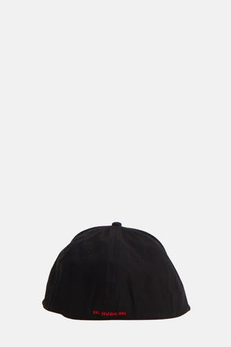 Chapeau noir de HUGO, avec "Est. HUGO 1993" en rouge sur le dos.